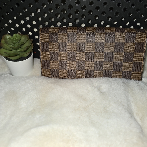LOUIS VUITTON Damier Ebene Sarah Wallet - Picture 2 of 15